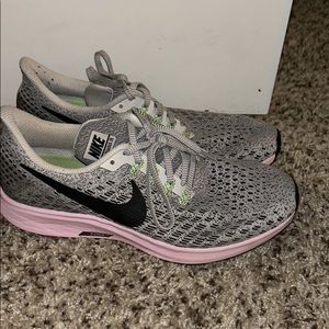 Nike tennis shoes size 9